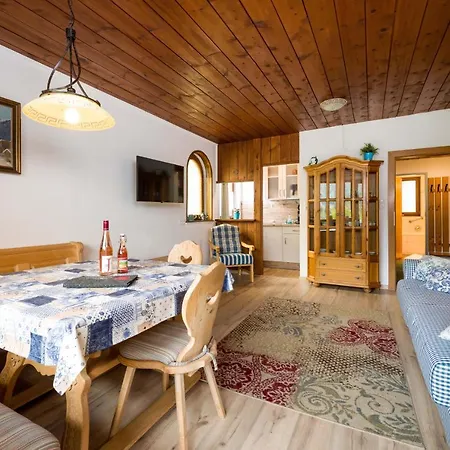 Tyrol Apartment *